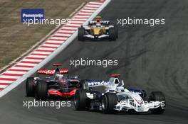 26.08.2007 Istanbul, Turkey,  Nick Heidfeld (GER), BMW Sauber F1 Teama, F1.07 and Fernando Alonso (ESP), McLaren Mercedes, MP4-22 - Formula 1 World Championship, Rd 12, Turkish Grand Prix, Sunday Race