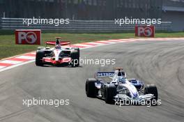 26.08.2007 Istanbul, Turkey,  Nick Heidfeld (GER), BMW Sauber F1 Team, F1.07, Fernando Alonso (ESP), McLaren Mercedes, MP4-22 - Formula 1 World Championship, Rd 12, Turkish Grand Prix, Sunday Race