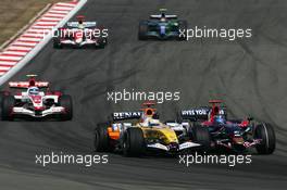 26.08.2007 Istanbul, Turkey,  Giancarlo Fisichella (ITA), Renault F1 Team, R27 and Vitantonio Liuzzi (ITA), Scuderia Toro Rosso, STR02 - Formula 1 World Championship, Rd 12, Turkish Grand Prix, Sunday Race