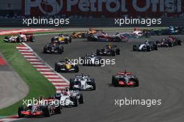 26.08.2007 Istanbul, Turkey,  Start, Lewis Hamilton (GBR), McLaren Mercedes, MP4-22 and Robert Kubica (POL), BMW Sauber F1 Team, F1.07 - Formula 1 World Championship, Rd 12, Turkish Grand Prix, Sunday Race