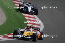 26.08.2007 Istanbul, Turkey,  Heikki Kovalainen (FIN), Renault F1 Team, R27 and Nico Rosberg (GER), WilliamsF1 Team, FW29 - Formula 1 World Championship, Rd 12, Turkish Grand Prix, Sunday Race