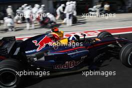 26.08.2007 Istanbul, Turkey,  David Coulthard (GBR), Red Bull Racing, RB3 pit stop - Formula 1 World Championship, Rd 12, Turkish Grand Prix, Sunday Race