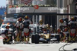 26.08.2007 Istanbul, Turkey,  Heikki Kovalainen (FIN), Renault F1 Team, R27 pit stop - Formula 1 World Championship, Rd 12, Turkish Grand Prix, Sunday Race