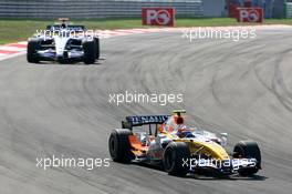 26.08.2007 Istanbul, Turkey,  Heikki Kovalainen (FIN), Renault F1 Team, R27, Nico Rosberg (GER), WilliamsF1 Team, FW29 - Formula 1 World Championship, Rd 12, Turkish Grand Prix, Sunday Race
