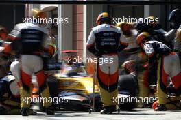 26.08.2007 Istanbul, Turkey,  Giancarlo Fisichella (ITA), Renault F1 Team, R27 pit stop - Formula 1 World Championship, Rd 12, Turkish Grand Prix, Sunday Race