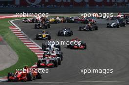 26.08.2007 Istanbul, Turkey,  Kimi Raikkonen (FIN), Räikkönen, Scuderia Ferrari, F2007,  Lewis Hamilton (GBR), McLaren Mercedes, MP4-22 and Robert Kubica (POL), BMW Sauber F1 Team, F1.07 - Formula 1 World Championship, Rd 12, Turkish Grand Prix, Sunday Race