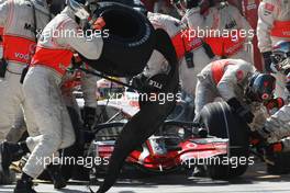 26.08.2007 Istanbul, Turkey,  Lewis Hamilton (GBR), McLaren Mercedes and a mechanic with his blown tyre - Formula 1 World Championship, Rd 12, Turkish Grand Prix, Sunday Race