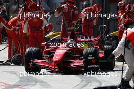 26.08.2007 Istanbul, Turkey,  Kimi Raikkonen (FIN), Räikkönen, Scuderia Ferrari, F2007 pit stop - Formula 1 World Championship, Rd 12, Turkish Grand Prix, Sunday Race
