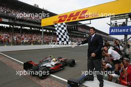17.06.2007 Indianapolis, USA,  Tony George waves the Chequered for 1st place Lewis Hamilton (GBR), McLaren Mercedes - Formula 1 World Championship, Rd 7, United States Grand Prix, Sunday Podium