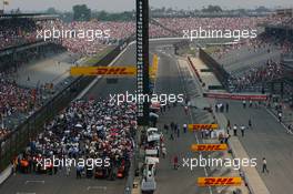 17.06.2007 Indianapolis, USA,  The busy grid - Formula 1 World Championship, Rd 7, United States Grand Prix, Sunday Race