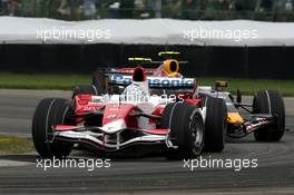 17.06.2007 Indianapolis, USA,  Jarno Trulli (ITA), Toyota Racing, TF107, Mark Webber (AUS), Red Bull Racing, RB3 - Formula 1 World Championship, Rd 7, United States Grand Prix, Sunday Race