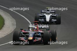 17.06.2007 Indianapolis, USA,  Vitantonio Liuzzi (ITA), Scuderia Toro Rosso, STR02 leads Alexander Wurz (AUT), Williams F1 Team, FW29 - Formula 1 World Championship, Rd 7, United States Grand Prix, Sunday Race