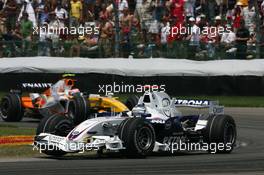 17.06.2007 Indianapolis, USA,  Nick Heidfeld (GER), BMW Sauber F1 Team, F1.07, Giancarlo Fisichella (ITA), Renault F1 Team, R27 - Formula 1 World Championship, Rd 7, United States Grand Prix, Sunday Race