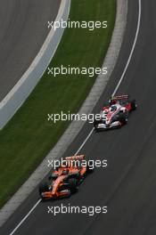17.06.2007 Indianapolis, USA,  Christijan Albers (NED), Spyker F1 Team, F8-VII leads Anthony Davidson (GBR), Super Aguri F1 Team, SA07 - Formula 1 World Championship, Rd 7, United States Grand Prix, Sunday Race