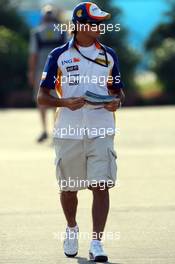 16.06.2007 Indianapolis, USA,  Nelson Piquet Jr (BRA), Test Driver, Renault F1 Team arrives at the track and reads THE RED BULLETIN - Formula 1 World Championship, Rd 7, United States Grand Prix, Saturday