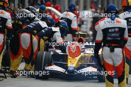 16.06.2007 Indianapolis, USA,  Heikki Kovalainen (FIN), Renault F1 Team pit stop - Formula 1 World Championship, Rd 7, United States Grand Prix, Saturday Qualifying