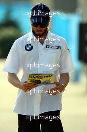 16.06.2007 Indianapolis, USA,  Nick Heidfeld (GER), BMW Sauber F1 Team arrives at the track and reads THE RED BULLETIN - Formula 1 World Championship, Rd 7, United States Grand Prix, Saturday