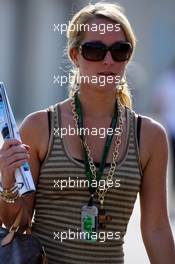 16.06.2007 Indianapolis, USA,  Liselore Kooijman (NED), Wife of Christijan Albers arrives at the track and reads THE RED BULLETIN - Formula 1 World Championship, Rd 7, United States Grand Prix, Saturday