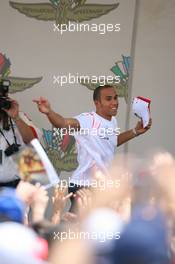 14.06.2007 Indianapolis, USA,  Lewis Hamilton (GBR), McLaren Mercedes throws a baseball cap to the fans - Formula 1 World Championship, Rd 7, United States Grand Prix, Thursday