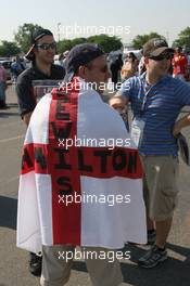 14.06.2007 Indianapolis, USA,  A Lewis Hamilton (GBR), McLaren Mercedes, fan - Formula 1 World Championship, Rd 7, United States Grand Prix, Thursday