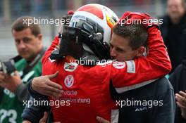 01.09.2007 Nürburg, Germany,  Race winner Nico Hülkenberg (GER), ASM Formula 3, Dallara F305 Mercedes, being congratulated by team members - F3 Euro Series 2007 at Nürburgring