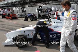 22.06.2007 Nürnberg, Germany,  Adrien Tambay (FRA), Josef Kaufmann Racing, Bernd Schneider (GER), Team HWA AMG Mercedes, AMG Mercedes C-Klasse is watching - Formula BMW Germany Championship 2007, Round 5 & 6, Norisring, Qualifying - For further information and more images please register at www.formulabmw-images.com - This image is free for editorial use only. Please use for Copyright/Credit: c BMW AG