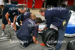 21.09.2007 Barcelona, Spain,  Formula BMW engineers help a team with a damaged suspension - Formula BMW Germany Championship 2007, Round 15 & 16, Circuit de Catalunya, Qualifying - For further information and more images please register at www.formulabmw-images.com - This image is free for editorial use only. Please use for Copyright/Credit: c BMW AG