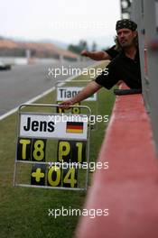 21.09.2007 Barcelona, Spain,  Eifelland Racing mechanics hold up the pitboards for Jens Klingmann (GER), Eifelland Racing and Tiago Geronimi (BRA), Eifelland Racing - Formula BMW Germany Championship 2007, Round 15 & 16, Circuit de Catalunya, Qualifying - For further information and more images please register at www.formulabmw-images.com - This image is free for editorial use only. Please use for Copyright/Credit: c BMW AG