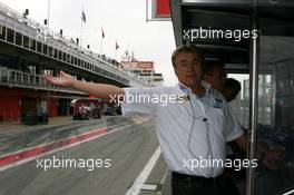 21.09.2007 Barcelona, Spain,  Günther Holzer (GER), Team Principal AM-Holzer Rennsport GmbH, checks if it's raining during the qualifying session - Formula BMW Germany Championship 2007, Round 15 & 16, Circuit de Catalunya, Qualifying - For further information and more images please register at www.formulabmw-images.com - This image is free for editorial use only. Please use for Copyright/Credit: c BMW AG