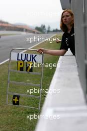 21.09.2007 Barcelona, Spain,  Female mechanic holding up the pitboard for Luuk Glansdorp (NED), Zettl Motorsport - Formula BMW Germany Championship 2007, Round 15 & 16, Circuit de Catalunya, Qualifying - For further information and more images please register at www.formulabmw-images.com - This image is free for editorial use only. Please use for Copyright/Credit: c BMW AG