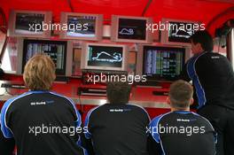 21.09.2007 Barcelona, Spain,  GU Racing mechanics follow the qualifying session on the monitors - Formula BMW Germany Championship 2007, Round 15 & 16, Circuit de Catalunya, Qualifying - For further information and more images please register at www.formulabmw-images.com - This image is free for editorial use only. Please use for Copyright/Credit: c BMW AG