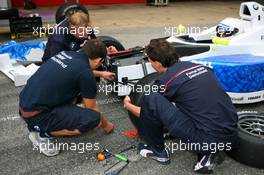 21.09.2007 Barcelona, Spain,  Formula BMW engineers help a team with a damaged suspension - Formula BMW Germany Championship 2007, Round 15 & 16, Circuit de Catalunya, Qualifying - For further information and more images please register at www.formulabmw-images.com - This image is free for editorial use only. Please use for Copyright/Credit: c BMW AG