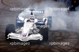06.07.2007 Silverstone, England,  Nigel Mansell (GBR), Thrills the Silverstone crowds at the wheel of the BMW Sauber F1 Team car within the BMW Sauber F1 Team Pitlane Park - BMW Pitlane Park at the British Grand Prix - For further information and more images please register at www.formulabmw-images.com - This image is free for editorial use only. Please use for Copyright/Credit: c BMW AG
