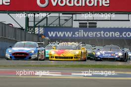 06.05.2007 Silverstone, England, Start, Jetalliance Racing (AUT), Karl Wendlinger (AUT) Ryan Sharp (GBR), Aston Martin DBR9 and Carsport Holland, Jean-Denis Deletraz (SUI), Mike Hezemans (NED), Corvette C6R, lead - FIA GT, Rd.1 Silverstone