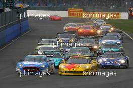 06.05.2007 Silverstone, England, Start, Jetalliance Racing (AUT), Karl Wendlinger (AUT) Ryan Sharp (GBR), Aston Martin DBR9 and Carsport Holland, Jean-Denis Deletraz (SUI), Mike Hezemans (NED), Corvette C6R, lead - FIA GT, Rd.1 Silverstone