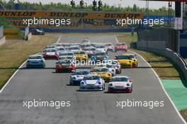 06.05.2007 Oschersleben, Germany,  Start Porsche Carrera Cup - Poleman Jörg Hardt (GER), Farnbacher Racing, Porsche 911 GT3 Cup in front of Richard Westbrook (GBR), ARAXA Racing PZ Reutlingen, Porsche 911 GT3 Cup and Uwe Alzen (GER), HP Team Herberth, Porsche 911 GT3 Cup - Porsche Carrera Cup 2007 at Motorsport Arena Oschersleben