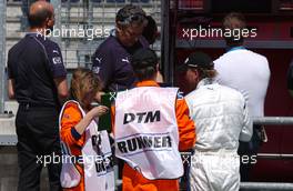 19.05.2007 Klettwitz, Germany,  A runner brought a message from the stewards of the meeting to Uwe Alzen (GER), HP Team Herberth, Porsche 911 GT3 Cup  and his team on the pitwal.l - Porsche Carrera Cup 2007 at Eurospeedway Lausitz (Lausitzring)