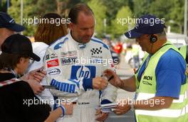 24.06.2007 Nürnberg, Germany,  Uwe Alzen (GER), HP Team Herberth, Porsche 911 GT3 Cup giving away signatures to the audience. - Porsche Carrera Cup 2007 at Norisring