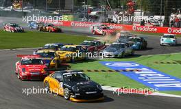 09.09.2007 Monza, Italy,  Start, Uwe Alzen (GER), SPS Performance leads Damien Faulkner (IRL), Lechner Racing Team Bahrain and David Saleens (GBR), Team Irwin SAS - Porsche Supercup 2007, Race