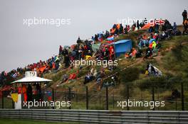 05.10.2008 Zandvoort, The Netherlands,  The dunes are floacked with people dispite the bad weather - A1GP World Cup of Motorsport 2008/09, Round 1, Zandvoort, Sunday - Copyright A1GP - Free for editorial usage