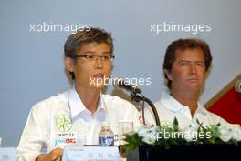 14.08.2008, Seoul,  Korea,  Seat-holder Jung-Yong Kim and Trevor Carlin - A1 Team Korea Launch  - Copyright A1GP - Copyrigt Free for editorial usage - Please Credit: A1GP
