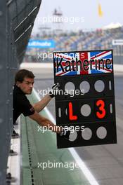 17.05.2008 Klettwitz, Germany,  Mechanic with the pitboard of Katherine Legge (GBR), TME - DTM 2008 at Lausitzring