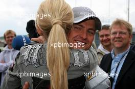 18.05.2008 Klettwitz, Germany,  Cora Schumacher (GER), wife of Ralf Schumacher (GER), gives her husband a hug just before the start of the race - DTM 2008 at Lausitzring