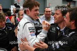 18.05.2008 Klettwitz, Germany,  Race winner Paul di Resta (GBR), Team HWA AMG Mercedes, Portrait, being congratulated by his mechanics - DTM 2008 at Lausitzring