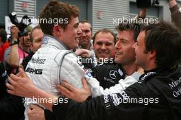 18.05.2008 Klettwitz, Germany,  Race winner Paul di Resta (GBR), Team HWA AMG Mercedes, Portrait, being congratulated by his mechanics - DTM 2008 at Lausitzring