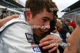 18.05.2008 Klettwitz, Germany,  Paul di Resta (GBR), Team HWA AMG Mercedes, Portrait, celebrating his victory with friends - DTM 2008 at Lausitzring