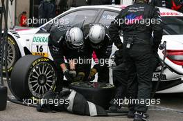 12.07.2008 Zandvoort, The Netherlands,  Problems during a pitstop of Susie Stoddart (GBR), Persson Motorsport AMG Mercedes, AMG Mercedes C-Klasse as a cord of the tyre warmer is stuck in the wheel - DTM 2008 at Circuit Park Zandvoort