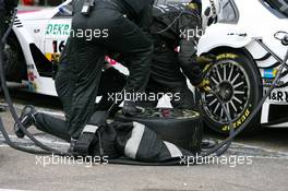 12.07.2008 Zandvoort, The Netherlands,  Problems during a pitstop of Susie Stoddart (GBR), Persson Motorsport AMG Mercedes, AMG Mercedes C-Klasse as a cord of the tyre warmer is stuck in the wheel - DTM 2008 at Circuit Park Zandvoort