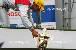 13.07.2008 Zandvoort, The Netherlands,  Podium, Timo Scheider (GER), Audi Sport Team Abt, Portrait (2nd), hands his trophy to his mechanics - DTM 2008 at Circuit Park Zandvoort