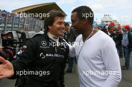 13.07.2008 Zandvoort, The Netherlands,  Pop singer Haddaway on the grid chatting with a Mercedes mechanic - DTM 2008 at Circuit Park Zandvoort